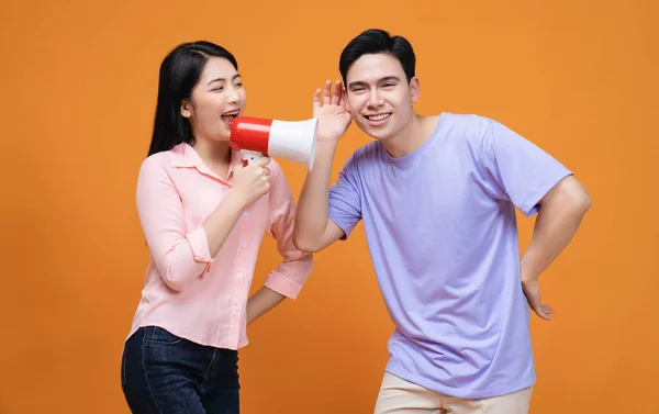 Arka Planda Megafonu Olan Genç Asyalı Çift — Stok fotoğraf