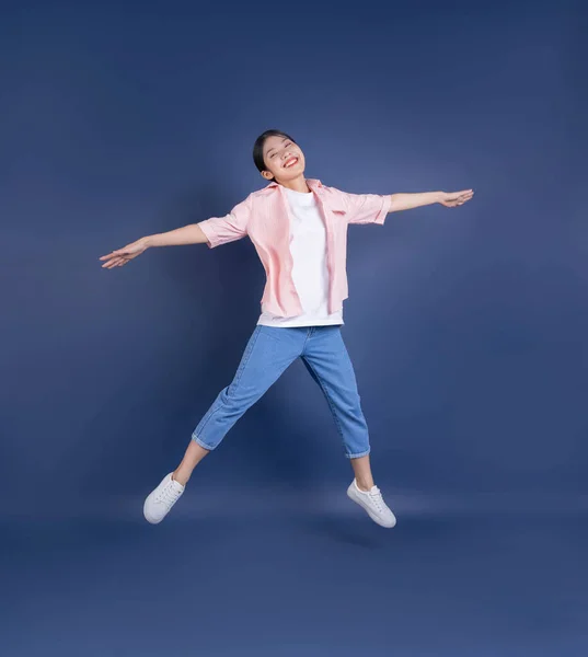 Volledige Lengte Afbeelding Van Jong Aziatisch Vrouw Staan Achtergrond — Stockfoto