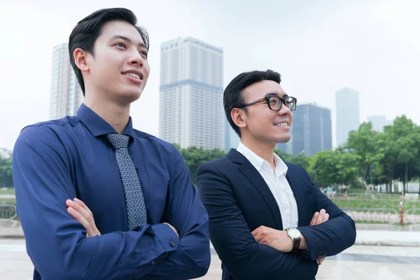 Fotografie Dvou Asijských Podnikatelů Venku — Stock fotografie