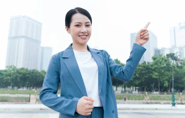 Photo Asian Businesswoman Outdoors — Stock Photo, Image
