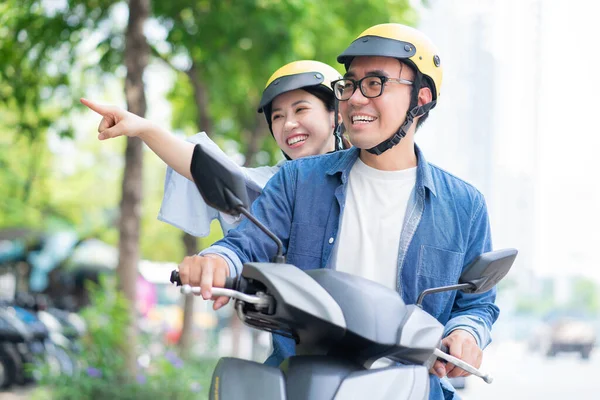 Photo Young Asian Couple Driving Motorbike — Stock Photo, Image