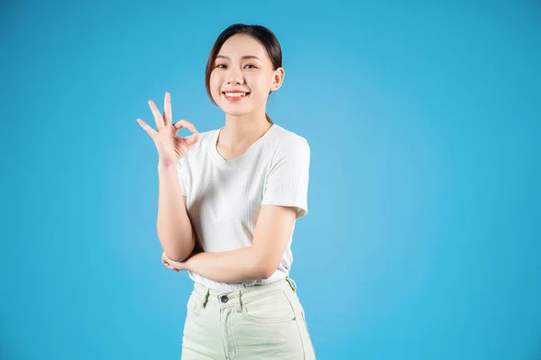 Retrato Una Joven Asiática Pie Sobre Fondo Azul — Foto de Stock