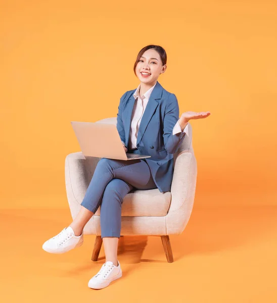 의자에 아시아 사업가의 — 스톡 사진