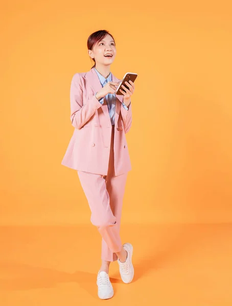 Молодая Азиатская Бизнесвумен Использует Смартфон Заднем Плане — стоковое фото