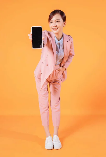 Jovem Empresária Asiática Usando Smartphone Segundo Plano — Fotografia de Stock