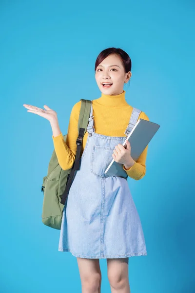 Giovane Studente Asiatico Posa Sfondo Blu — Foto Stock