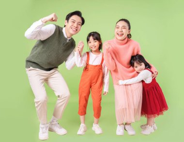 Arka planda genç Asyalı aile görüntüsü