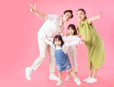 Arka planda genç Asyalı aile görüntüsü