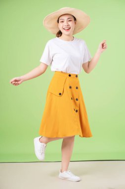 Arka planda genç Asyalı kadının tam boy görüntüsü