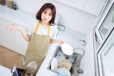 Mutfakta genç bir Asyalı kadın resmi