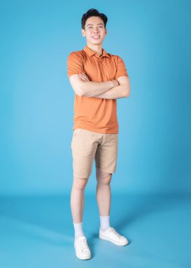 Arka planda genç Asyalı iş adamının fotoğrafı