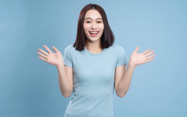 Arka planda poz veren genç Asyalı kadın