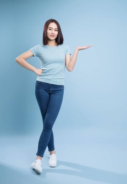 Arka planda poz veren genç Asyalı kadın