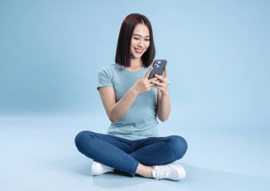 Arka planda poz veren genç Asyalı kadın