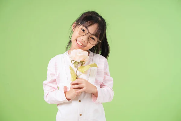 Портрет Азиатского Ребенка Зеленом Фоне — стоковое фото