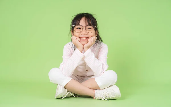 Portret Van Aziatisch Kind Groene Achtergrond — Stockfoto