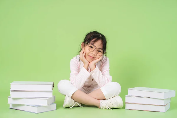 Portrett Asiatisk Barn Grønn Bakgrunn – stockfoto