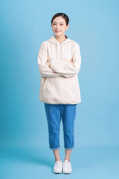 Foto Van Jong Aziatisch Meisje Poseren Blauwe Achtergrond — Stockfoto