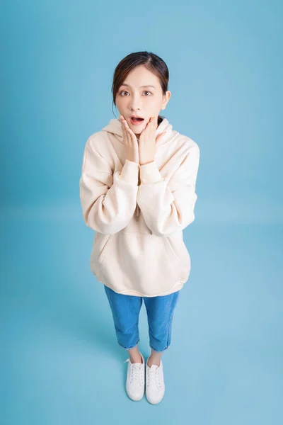 Foto Van Jong Aziatisch Meisje Poseren Blauwe Achtergrond — Stockfoto