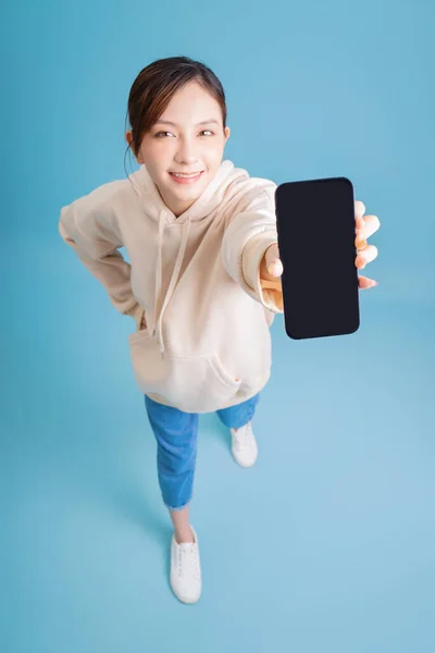 Imagem Comprimento Total Menina Asiática Usando Smartphone — Fotografia de Stock