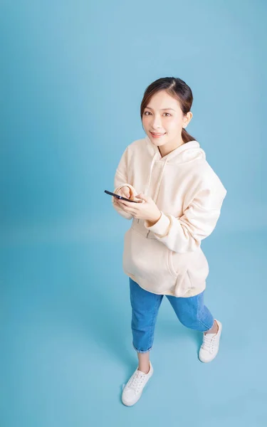 Малюнок Дівчинки Азії Яка Користується Смартфоном — стокове фото