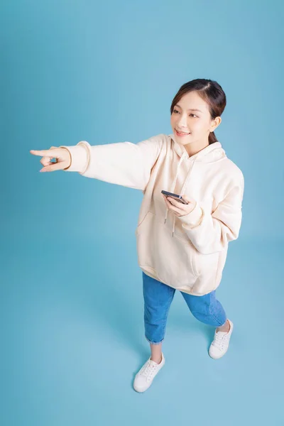 Volledige Afbeelding Van Jong Aziatisch Meisje Met Behulp Van Smartphone — Stockfoto