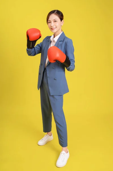 Зображення Молодої Азіатської Бізнесменки Боксерською Рукавичкою — стокове фото