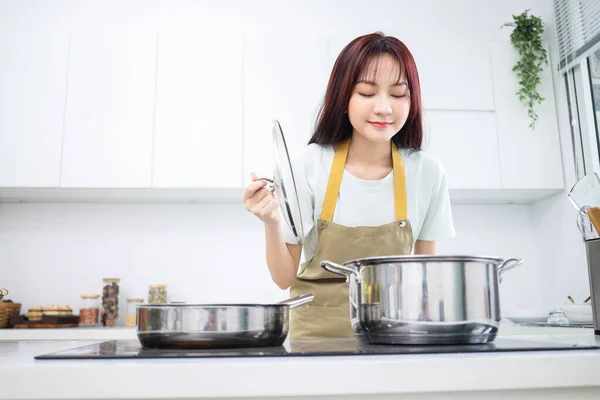 Bild Der Jungen Asiatin Der Küche — Stockfoto