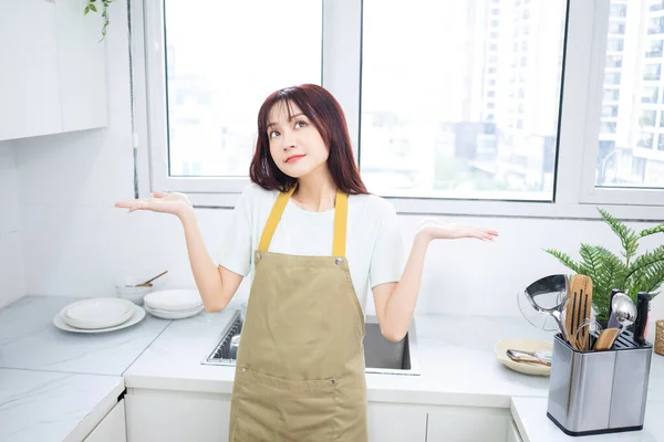 Bild Der Jungen Asiatin Der Küche — Stockfoto