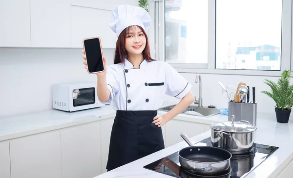 Bild Der Jungen Asiatischen Köchin Der Küche — Stockfoto