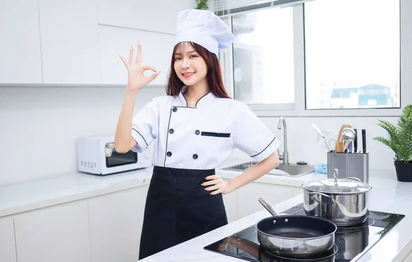 Bild Der Jungen Asiatischen Köchin Der Küche — Stockfoto