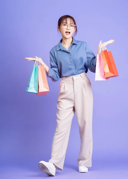Wizerunek Młodej Azjatyckiej Bizneswoman Trzymającej Torbę Zakupy — Zdjęcie stockowe