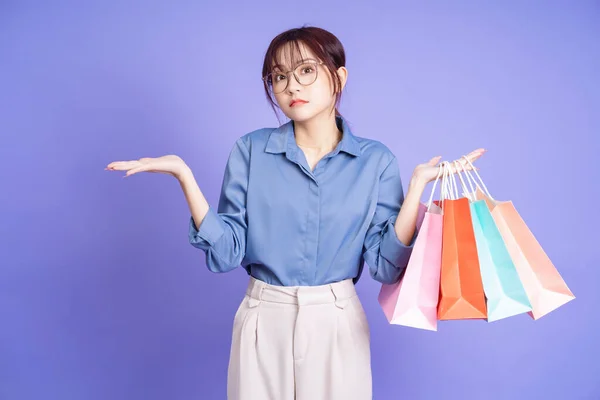 Εικόνα Της Νεαρής Ασιάτισσας Επιχειρηματία Που Κρατάει Τσάντα Για Ψώνια — Φωτογραφία Αρχείου