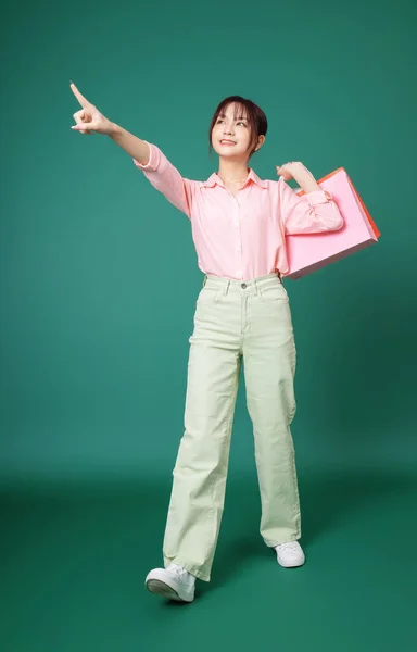 쇼핑백을 아시아 소녀의 — 스톡 사진