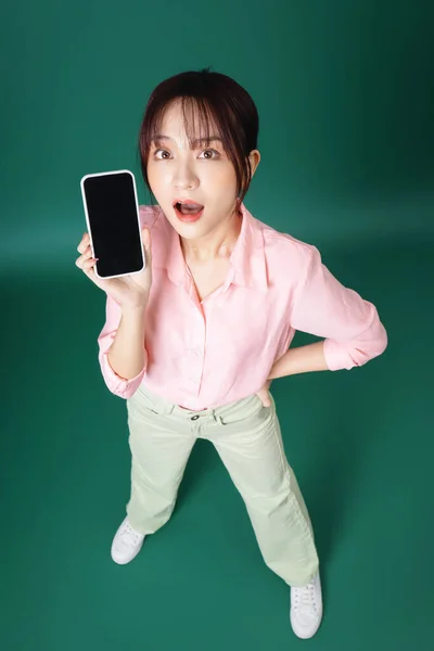Foto Comprimento Total Menina Asiática Usando Smartphone Fundo Verde — Fotografia de Stock