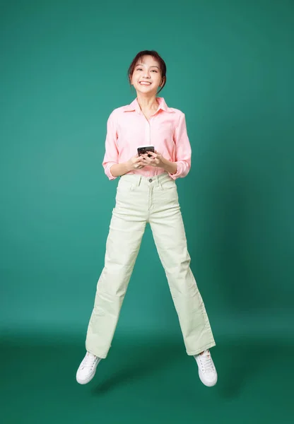 Foto Comprimento Total Menina Asiática Usando Smartphone Fundo Verde — Fotografia de Stock