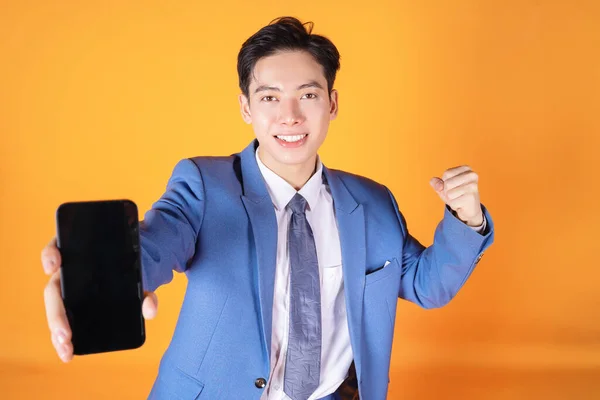 Портрет Молодого Азиатского Бизнесмена Использованием Смартфона Заднем Плане — стоковое фото