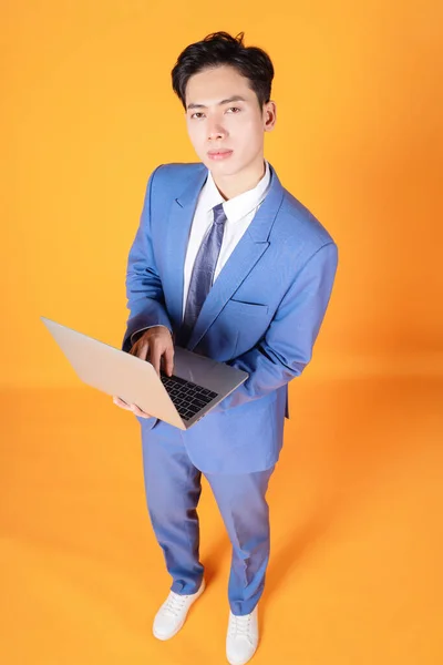 Изображение Молодого Азиатского Бизнесмена Ноутбука Заднем Плане — стоковое фото