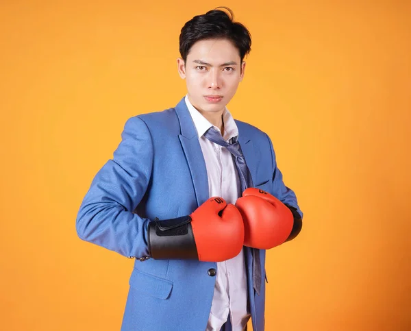 Зображення Молодого Азіатського Злого Бізнесмена Боксерською Рукавицею — стокове фото