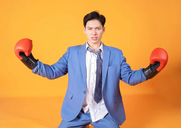 Образ Молодого Азиатского Озлобленного Бизнесмена Боксёрской Перчатке — стоковое фото