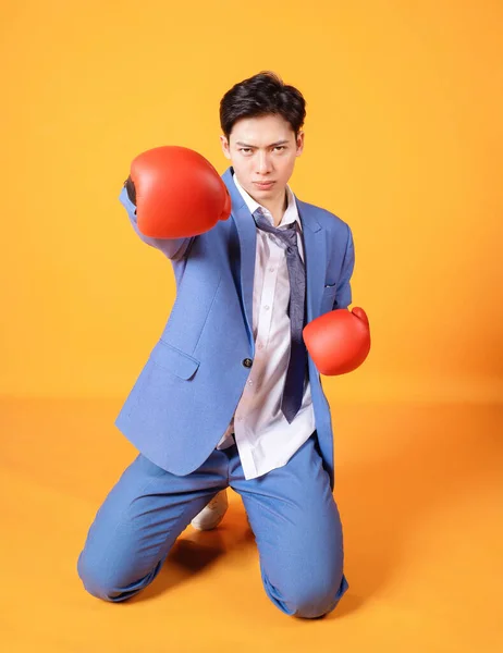 Bild Ung Asiatisk Ilska Affärsman Med Boxningshandske — Stockfoto