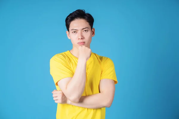 Imagem Jovem Homem Asiático Com Camiseta Amarela Fundo — Fotografia de Stock