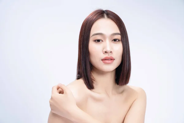 白色背景的年轻亚洲女人的美丽形象 — 图库照片
