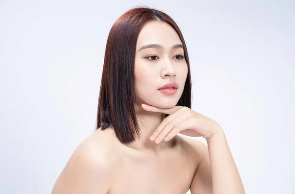 白色背景的年轻亚洲女人的美丽形象 — 图库照片