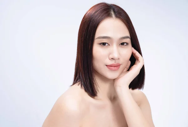 白い背景に若いアジアの女性の美しさのイメージ — ストック写真