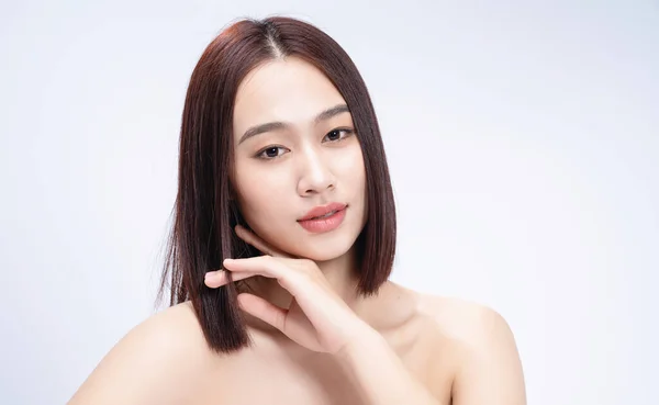 Beyaz Arka Planda Asyalı Genç Bir Kadının Güzel Görüntüsü — Stok fotoğraf