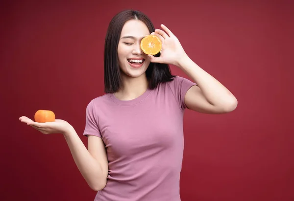 Wanita Asia Muda Memegang Buah Oranye Latar Belakang — Stok Foto
