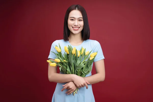 Kép Fiatal Ázsiai Gazdaság Tulipán Virágok Háttérben — Stock Fotó