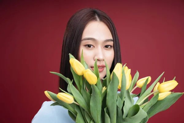 Kép Fiatal Ázsiai Gazdaság Tulipán Virágok Háttérben — Stock Fotó