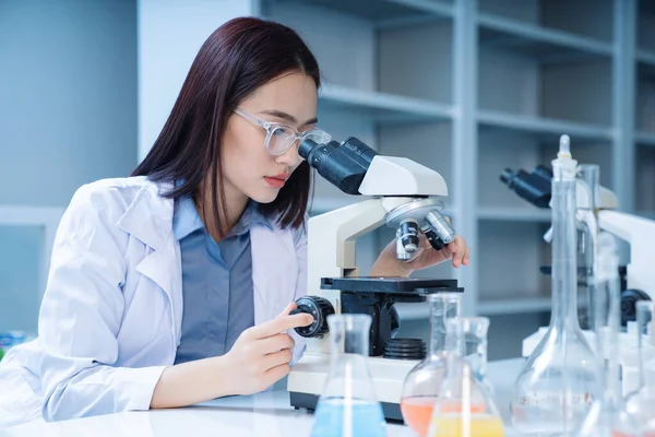 Gambar Wanita Asia Muda Yang Bekerja Laboratorium — Stok Foto